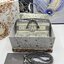 18cm Small DiorTravel Vanity Case กระเป๋าใส่เครื่องสำอาง มาพร้อมกับลวดลาย Oblique ปักอย่างประณีตและประดับด้วยสัญลักษณ์ Christian Dior Paris มาพร้อมสายสะพายและหูจับในตัว ปรับเปลี่ยนใช้งานได้ตามสไตล์
