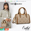 small: Tory burch T Monograme Jacquaed Mini Duffle Bag เป็นทรงกระเป๋าที่มีความฮอตฮิตตลอดกาล ด้วยรูปทรงคลาสสิคและเหมาะใช้งานเข้ากับทุกสถานการณ์ ไม่ว่าจะเป็นกระเป๋าสะพายไหล่ เพิ่มความคล่องตัวและเข้าได้กับทุกลุค ไม่ว่าจะเป็นวันสบายๆ หรือวันที่ต้องออกไปทำกิจก