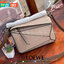 Loewe Puzzle Bag In Classic กระเป๋าทรง Puzzle นี้ออกแบบโดย Jonathan Anderson โดยได้รับแรงบันดาลใจในการออกแบบมาจากรูปทรงของลูกรักบี้ ดังนั้น จึงจะเห็นได้ว่าการตัดเย็บและรูปทรงของกระเป๋านั้นคล้ายคลึงกับลูกรักบี้ รูปทรงดูมินิมอลไม่ทิ้งคอนเซ็ปต์ของแบรนด์ สามา