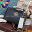 Tory burch Top Handle Case (84710) Collection ใหม่ที่เพิ่งเปิดตัวไปไม่นานจุดเด่นของรุ่นนี้คือดีไซน์ออกมาในสไตล์คลาสสิกที่มาพร้อมกับฮาร์ดแวร์ที่ทำจากวัสดุทองเหลืองและสายสะพายโซ่และหนัง ปากกระเป๋าเปิดได้กว้างแบบสองซิป รูปทรงสามารถสะพายใช้งานได้หลายโอกาส ไม่