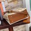 Tory burch perry fil coupe small triple-compartment tote กระเป๋าทรง Tote ยอดนิยม เหมาะอย่างยิ่งสำหรับการเป็นกระเป๋าคู่ใจ ใช้ในชีวิตประจำวัน ฐานกระเป๋ามีความแข็งแรงทนทานต่อการใช้งาน ภายในกระเป๋ากว้างขวาง ตอบสนองการใช้งานสูงสุด ตัวกระเป๋าตัดเย็บจากหนังแท้แล
