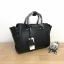 CHARLES & KEITH TRAPEZE BAG (หนังลายคาร์เวียร์) กระเป๋าถือหรือสะพายรุ่นยอดนิยมดีไซน์สวยหรู - วัสดุหนังลายคาร์เวียร์ สวยอยู่ทรง - ด้านข้างเเต่งช่องตัดดูมีดีเทล - ด้านหน้าสกรีนโลโก้ ด้านหลังมีช่องซิป - เปิดปิดด้วยซิปหัวซิปปั๊มโลโก้ หูจับเเข็งแรง พับลงได้ - 