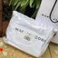 Marc Jacobs Snapshot Bag กระเป๋าแบรนด์ดังจากสัญชาติอเมริกัน นับได้ว่ารุ่นนี้เป็นรุ่นทรงฮิตเลยทีเดียว โดยด้านหน้ากระเป๋าจะเป็นโลโก้แบบโลหะที่เป็นสัญลักษณ์ของแบรนด์นี้ มาพร้อมสายสะพายที่จะสะพายยังไงก็ดูโดดเด่น เพราะขนาดใหญ่ที่สกรีนตัวอักษรโลโก้ ในรูปแบบต่าง