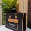 BURBERRY FRAGRANCES LARGE TOTE BAG วัสดุ Canvas & Leather ทรงเหลี่ยมมาในสี TwoTone ดีไซน์สวยอยู่ทรงสไตล์ Casual ด้านหน้ามีช่องใส่ของ ภายในโล่งกว้างและจุสุดๆสามารถใส่เอกสารA4 หนังสือ ของใช้ได้เยอะ น้ำหนักเบา อะไหล่แบรนด์สีทองหรู หูหิ้วหนังสะพายไหล่ได้ พร้อ