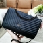 VICTORIA'S SECRET Quilted Chain Crossbody Sling Bag กระเป๋าสะพายรุ่นใหม่ล่าสุดจาก Victoria's Secret วัสดุหนังแกะสังเคราะห์ชึ้นลายริ้วหนังสวยอยู่ทรงไม่ย้วยดีไซน์สุดหรูคุณหนูไฮโซ เปิดปิดด้วยฝาปิดกระดุมแม่เหล็ก ภายในมีโลโก้และช่องใส่ของ ใส่กระเป๋าส