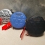 Guess Laiken mini crossbody bag กระเป๋าสะพายข้างด้านหน้าติดโลโก้แบรนด์ รูปทรงดีไซน์เก๋ เป็นรูปวงกลม เปิดปิดด้วยช่องซิปยาว ด้านในเป็นช่องกว้าง มีป้ายแบรนด์ติดด้านใน และมีช่องเสียบ สายสะพายทรงสปอร์ต สามารถปรับระดับได้ ทรงเก๋ๆ ชิคๆ ชิวๆ แบบนี้ รีบสอยนะคะ