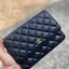 Chanel รุ่น Limited edition วัสดุหนังลายคาเวียร์ เนื้อนุ่ม อยู่ทรงคุณภาพดีตามแบบฉบับของแบรนด์ ขนาดกำลังดี น้ำหนักเบา ด้านหน้ามีโลโก้แบรนด์อะไหล่หรู มีช่องใส่บัตร ใส่ของจุกจิก เปิดปิดด้วยฝาปิดกระดุม ซับในหนัง ตัวจริงสวยมากๆถูกใจรีบจองนะคะ Premium Gift แท้ 
