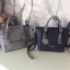 Don’t Miss! GUESS CATE MINI CROSS BODY BAG กระเป๋าถือหรือสะพายรุ่นที่ฮิตและขายดีที่สุดจาก GUESS FACTORY หนัง Saffiano ลาย GUESS Signature สวยอยู่ทรง ขนาดกำลังดี น้ำหนักเบา ด้านหน้าประดับโลโก้พร้อมพวงกุญแจโลโก้แบรนด์ห้อยที่หูกระเป๋าถอดเเยกใช้ได้ เปิดปิดด้ว