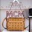 M.C.M Gold Visetos Small Crossbody Bag กระเป๋าสะพายข้างที่เหมาะกับทุกโมเม้นต์ของการเดินทาง และการใช้ชีวิตประจำวัน สีคอนยัคออริจินัลพิมพ์ลาย Visetos เพื่อความคลาสสิก ทุกสไตล์ด้วยทรงเอกลักษณ์เฉพาะรุ่น ลองถือด้วยมือหรือสายแบบคาดลำตัวถอดออกได้ช่วยให้สาม