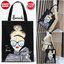 Harrods London Top-handle Shopping Bag (Large) กระเป๋า Shopping แบรนด์ดังจากอังกฤษไอเท็มยอดนิยมวัสดุ PVC+Polyester 100% ของแท้เนื้อหนาอยู่ทรงกันน้ำ ขนาดใหญ่กำลังดี รุ่นนี้ใส่เอกสาร A4 ได้ค่ะ เปิดปิดด้วยซิปสะดวกใช้ หัวซิปโลโก้แบรนด์อะไหล่เงินสวยดูดีภายในกว