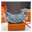 LV Hamac Bag PM Washed Denim Bag กระเป๋าสะพายทรงคลาสสิคใช้งานง่าย เอาใจหนุ่มๆและสาวๆสุดเท่ห์ แต่งตัวอักษรแบรนด์ที่ตัวกระเป๋าสวยโดดเด่นในดีไซน์เดนิมคมชัด กับอีกหนึ่งไอเท็มที่กำลังเป็นที่นิยม