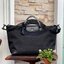 LONGCHAMP BOXFORD TRAVEL BAG L กระเป๋าเดินทางขนาดใหญ่ มาพร้อมสายสะพายที่สามารถถอดได้ ให้คุณเลือกสะพายไหล่หรือถือได้ มีซิปรูดเปิดปิดกระเป๋าที่ให้คุณมั่นใจได้ว่าคุณจัดเก็บไอเท็มของคุณได้อย่างมิดชิด บ็อคฟอร์ด (BOXFORD) สะท้อนความเป็นเอกลักษณ์ของแบรนด์ที่เปี่