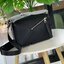 Loewe Puzzle Bag In Classic กระเป๋าทรง Puzzle นี้ออกแบบโดย Jonathan Anderson โดยได้รับแรงบันดาลใจในการออกแบบมาจากรูปทรงของลูกรักบี้ ดังนั้น จึงจะเห็นได้ว่าการตัดเย็บและรูปทรงของกระเป๋านั้นคล้ายคลึงกับลูกรักบี้ รูปทรงดูมินิมอลไม่ทิ้งคอนเซ็ปต์ของแบรนด์ สามา