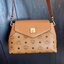 M.C.M ESSENTIAL CROSSBODY IN VISETOS กระเป๋าสะพายข้าง สวยอยู่ทรง ดีไซน์ไม่ซ้ำใคร มาพร้อมสายสะพายถึง 2 แบบ ปรับเปลี่ยนใช้ได้ไม่มีเบื่อ วัสดุหนังแคนวาสสลับหนังแท้ เปิด-ปิดกระเป๋าด้วยตัวบิดล็อคแน่นหนา ด้านหลังมีช่องเก็บบัตรได้ ภายในโล่งกว้าง แบ่งสัดส่วน เป็น