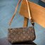 น้องน่ารักน่าใช้มากๆค่ะ LOUIS VUITTON POCHETTE ((Premium Gift Lv)) กระเป๋าหิ้ว//คล้องไหล่//สะพายข้าง//หรือถือแบบคลัท ชิลๆได้เลยค่า หนังแกะแท้นิ่มสวย เปิดปิดกระเป๋าแบบซิป ภายในสามารถใส่กระเป๋าเงินใบกลางได้; มือถือได้;พาสปอร์ตได้;ของจำเป็นจุกจิกสาวๆได้เยอะเ