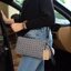 เอาใจสาวๆ ที่ต้องการหากระเป๋าสะพายข้างใบเล็กๆเบาๆ สะพาย cross body สวย สะพายจบในใบเดียว แนะนำใบนี้เลยค่า ตัวกระเป๋าสีดำ อะไหล่ดำ เรียบหรูมากคะ จากแบรนด์ David Jones ตัวกระเป๋าสะพาย ปรับเก็บสายถือเป็น clutch bag ได้คะ มีสายคล้องข้อมือ ขนาดกะทัดรัด พร้อมช่อ