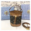 Mini : Tory Burch T Monogram Chenille Bucket Bag เปิดตัวอีกหนึ่งรุ่นกับกระเป๋าลาย T MONOGRAM รุ่นใหม่ล่าสุดจาก TORY BURCH พลาดไม่ได้กับโลโก้สุดคลาสสิก ลวดลาย T Monogram คือวัสดุ chenille หรือที่เรียกว่า ด้านไหมกำมะหยี่ มารังสรรค์ลงบนกระเป๋าBucketใบนี้ เป็