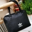 ADIDAS HANDLE BAG กระเป๋าถือเเละสะพายทรงโดม วัสดุนิ่มหนังสวยอยู่ทรงด้านหน้ามีโล้โก้แบรนด์ เปิดปิดด้วยซิปสะดวกใช้ หัวซิปแบรนด์ ขนาดใหญ่กำลังดี จุได้เยอะ น้ำหนักเบา ภายในมีโลโก้มีช่องซิปใส่ของ หูจับถนัดมือ พร้อมสายสะพายถอดได้เลื่อนปรับได้ Crossbody ได้ ไอเท
