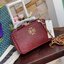 Tory burch Top Handle Case (84710) Collection ใหม่ที่เพิ่งเปิดตัวไปไม่นานจุดเด่นของรุ่นนี้คือดีไซน์ออกมาในสไตล์คลาสสิกที่มาพร้อมกับฮาร์ดแวร์ที่ทำจากวัสดุทองเหลืองและสายสะพายโซ่และหนัง ปากกระเป๋าเปิดได้กว้างแบบสองซิป รูปทรงสามารถสะพายใช้งานได้หลายโอกาส ไม่