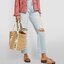 CHLOE LARGE WOODY BASKET กระเป๋าสะพายสานทรงตะกร้า ยอดฮิตติดลมของแบรนด์ ด้วยวัสดุสังเคราห์จากธรรมชาติ สานทอเต็มใบออกมาเป็นลวดลายสวยงาม ตัดด้วยริบบิ้นคาดโดดเด่น ภายในโล่งกว้างมาก จุของได้เต็มที่ เป็นดีไซน์ผู้ดีย้อนยุคที่ดูแพงจริงๆ ใบนี้สามารถสะพายไปเที่ยว ไ