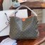 Celine Triomphe Large Shoulder Bag กระเป๋าสะพายรุ่นนี้ก็เป็นอีกหนึ่งใบที่คุ้มค่าคุ้มราคามากสำหรับสาวๆที่ชอบพกพาสิ่งของเยอะ เพราะมีฐานที่ขนาดกว้างเลยทีเดียว ด้วยดีไซน์กึ่งทางการ กึ่งลำลอง จึงใช้งานได้หลายโอกาส ลายtriompheที่โดดเด่นเป็นเอกลักษณ์ หรูหราดูแพง