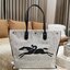 LONGCHAMP ESSENTIAL TOILE SHOULDER BAG L ECRU วัสดุ Cotton Canvas & Grained cowhide คอลเลคชั่นใหม่ ฮิตสุดๆในเหล่าดาราเซเลป ด้วยดีไซน์สวยขนาดกำลังดีเนื้อหนาอยู่ทรง น้ำหนักเบา