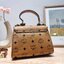 M.C.M MINI HERITAGE SATCHEL IN VISETOS **รอบราคาพิเศษต่ำกว่าทุน** รุ่นหายาก กลับมาให้จับจองกันแล้วจ้า กระเป๋าถือ/สะพายทรงสวยสุดแซ่บ มีดีเทลความงามมากมายในหนึ่งเดียว ความพิเศษคือตัวล็อคกุญแจและพวงหนังห้อยสุดหรู
