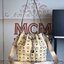 หนังแท้ M.C.M Essential Visetos Original Drawstring Small Cognac / M.C.M Aren Drawstring Bag in Visetos Original กระเป๋าสะพายทรง bucket ขนาดน่าใช้ ภายในเป็นช่องโล่งกว้าง จุของได้เยอะ งานหนังแท้ทั้งใบ ใต้กระเป๋ามีหมุดรองฐานอย่างดี ช่วยถนอมกระเป๋า สายสะพายส
