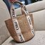 CHLOE LARGE WOODY BASKET กระเป๋าสะพายสานทรงตะกร้า ยอดฮิตติดลมของแบรนด์ ด้วยวัสดุสังเคราห์จากธรรมชาติ สานทอเต็มใบออกมาเป็นลวดลายสวยงาม ตัดด้วยริบบิ้นคาดโดดเด่น ภายในโล่งกว้างมาก จุของได้เต็มที่ เป็นดีไซน์ผู้ดีย้อนยุคที่ดูแพงจริงๆ ใบนี้สามารถสะพายไปเที่ยว ไ