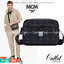 M.C.M KLASSIK CROSSBODY BAG อีกหนึ่งสีอมตะตลอดกาล !! เมนอินแบล็ค!! สาวกเอ็มซีเอ็มต้องมีน้า!! หนุ่มๆเค้าสะพายกัน!! กระเป๋าสะพายข้างทรงครอสบอดี้ ที่ดาราใช้กันเพียบ!! รุ่นนี้หนุ่มๆสะพายหรือสาวๆก็สะพายได้น้า ขนาดกำลังดี วัสดุหนังแคนวาสคุณภาพดี มีช่องหลั