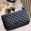 GUESS CROSSBODY BAG กระเป๋าสะพายรุ่นใหม่ล่าสุดทรงเหลี่ยมหนังนิ่มสวยเดินเส้นลายตารางอยู่ทรงด้านหน้าประดับโลโก้ GUESS สวยดูมีเปิดปิดด้วยฝาปิด ภายในมีช่องแบ่งสองช่องเป็นสัดส่วนใส่กระเป๋าสตางค์ใบยาว มือถือ ของจุกจิกได้เยอะ พร้อมสายสะพายโซ่ต่อหนังจะเลื่อนใช้สา