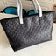 หนังแท้ Gucci GG Supreme black tote Shopping Bag กระเป๋าทรง neverfull ยอดฮิต รุ่นนี้ใช้หนังเยอะมาก คุ้มสุด งานหนังแท้เมื่อกระทบแสงขึ้นเงาสวยมากๆ ค่ะ สวยหรู จุของได้เยอะ ภายในโล่งกว้าง limited ที่สุด ไม่ควรพลาดเลยค่าาา