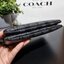 COACH F87591 DOUBLE CORNER ZIP WALLET IN SIGNATURE COATED CANVAS คล้องมือรุ่น 2 ซิป!! มาแล้วจ้า 🌟🤗 ไซส์นี้คือเหมาะมือจริงๆ พกง่ายเช่นเคย ไม่ต้องกังวลว่าจะเกะกะหรือกินพื้นที่กระเป๋าหลัก วัสดุหนังแคนวาสเคลือบลาย มีช่องหลักแยก 2 ช่อง ภายในบุผ