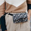 หนังแท้ DIOR SADDLE BELT POUCH Blue Dior Oblique Jacquard กระเป๋าคาดคาอก/คาดเอว เป็นทางเลือกที่ทันสมัยสำหรับกระเป๋าแบบคลาสสิก ตัดเย็บจากผ้าแจ็คการ์ด Dior Oblique โทนสี Navy Blue เข็มขัดถอดออกได้จะช่วยเสริมลุคให้ทุกชุด กระเป๋าคาดเอวจะสะพายไหล่ สะพายข้าง หร