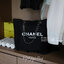 อะไหล่เงิน New Arrival!! พร้อมส่งที่ไทย ตามคำเรียกร้อง CHANEL VIP CANVAS TOTE BEAUTY GIFT TOTE CANVAS GOLD HARDWARE CHAIN STRAPS วัสดุทำจาก **ผ้าแคนวาสหนา บุด้วยผ้าซับอีกชั้น ด้านหน้ามีโลโก้แบรนด์ ตรงอะไหล่ปั้มแบรนด์ทุกจุด ตัวสายทำจากโซ่ เรียบ หรู ดูดี ใส