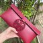 Tory burch Miller Metal clutch กระเป๋าคลัทช์ดีไซน์เรียบหรูออกแบบมาได้อย่างลงตัว ด้วยรูปทรงที่สวยงามและทันสมัย จากแบรนด์ Tory Burch ขนาดกำลังดี สามารถใส่กระเป๋าสตางค์หรือเครื่องสำอางค์ได้ตามขนาดกระเป๋า ในเรื่องของดีไซน์และLogo DoubleT เฉดเดียวกับสีของกระเป