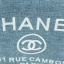 ทรงขนมจีบ premium gift จากแบรนด์ Chanel โลโก้ปัก ผ้า canvas เนื้อหนาอย่างดี มีซับใน ด้านหน้าปักโลโก้แบรนด์หรู จุดเด่นที่เป็นเป้สะพายด้านหลัง หรือสะพายด้านข้างก็ได้