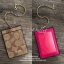 Coach signature ling wallet กระเป๋าสตางค์ใบยาว เปิด - ปิดกระเป๋าแบบกระดุม ภายในมีช่องใส่บัตร ธนบัตร และช่องซิปใส่เหรียญ ด้านหลังมีอีกช่อง 1 ช่อง พร้อมที่ใส่บัตร ถอดแยกใช้ได้ค่ะ