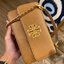 TORY BURCH BRITTEN MINI TOP HANDLE BAG พร้อมส่งที่ไทย กระเป๋าสะพาย Crossbody วัสดุหนังวัวแท้ การออกแบบเรียบง่าย ยังคงความหรูหราเอาไว้ มาพร้อมสายยาวโซ่อะไหล่ทองสลับหนัง ถอดออกได้ ตอบสนองการใช้งานได้ดี มีหูหิ้วด้านบนสามารถใช้งานได้ในหลายโอกาสค่ะ
