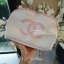 Chanel precision luxury leather clutch with chain จากงานพรีเมี่ยมกิ๊ฟ แบรนด์ดังหนังแก้วมันสวยหรู ด้านหน้า ตกแต่งโลโก้แบรนด์บนเฟอร์สีดำ สายโซ่ยาวสีดำสุดหรู สายถอดเก็บได้ ด้านในบุผ้ามันสีแดง ปั้มแบรนด์แท้ จุของได้เยอะ ใส่มือถือได้ทุกรุ่นไปอีกก จะสะพายหรือถื