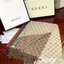 Gucci Classic Print Scarf แบรนด์ดังจากประเทศอิตาลี ด้วยงานพรีเมี่ยมกิ้ฟ ส่งมอบความรู้สึกดีๆให้กับคนที่คุณรัก ในรูปแบบผ้าพันคอและผ้าคลุมไหล่ผืนใหญ่สีสันไม่ฉูดฉาด เหมาะกับชุดที่เป็นทางการหรือลำลองก็ได้ เป็นผ้าที่ให้ความอบอุ่น ถักทอด้วยผ้าcashmere ผ้าเนื้อดี