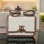 BURBERRY FRAGRANCES CROSSBODY BAG / BURBERRY FRAGRANCES QUITED LAMBSKIN BAG ตัวกระเป๋าเป็นผ้าตัดหนังแท้ Lambskin นิ่มสวยหรูดูดี เปิดปิดด้วยฝาปิดสัญลักษณ์รูปตัวB ภายในโล่งกว้าง