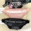 GUESS GESABEL GYM FANNY PACK กระเป๋าคาดอก//คาดเอว ใบงาม ขนาดกำลังดี วัสดุหนังนิ่ม เบา ด้านหน้ามีโลโก้แบรนด์ พร้อมช่องซิปหนึ่งช่อง ช่องซิปหลักกว้าง ใส่ของได้จุ ค่ะ สายคาดตีแบรนด์ตลอดสาย เลื่อนปรับฟรีไซด์น่ะค่ะ สินค้าพร้อมส่ง ใบจริงน่าใช้มากๆค่ะ