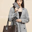 OUTLET 】COACH 73293 MINI AVENUE CARRYALL IN SIGNATURE CANVAS กระเป๋าสะพายรุ่นคลาสสิค คัมแบคแล้วจ้าแม่!! ไซส์กำลังสวย วัสดุหนังแคนวาสคุณภาพดี ด้านข้างเก็บทรงได้ เปิด-ปิดด้วยกระดุมแม่เหล็ก ใช้งานง่าย มีช่องซิป ใบนี้เห็นเล็กๆ แต่จุได้เยอะพอสมควรเลยน้า ɣ