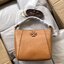 คอลเลคชั่นขายดี มากี่รอบๆ ก็หมดไวทุกรอบ!! TORY BURCH MCGRAW MINI BUCKET BAG กระเป๋าสะพาย และ ถือ คล้องแขน ทรงถัง สะพายได้ 2 ทรง ผลิตจากหนังแท้ หนังลูกวัว หนังนุ่ม หนังหอม น้ำหนักเบามากกก!! หนังลื่น นิ่มสวยมากๆ!! ด้านหน้าประดับโลโก้แบรนด์ ภายในโล่งกว้าง มี