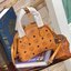 M.C.M Anna Visetos Crossbody Mini กระเป๋าครอสบอดี้ไซส์มินิใบนี้ใช้ประโยชน์จากดีไซน์สุดคลาสสิกของไลน์ Anna ทำให้ได้ผลลัพธ์เป็นแอกเซสซอรี่ร่วมสมัยที่ตรงกับไลฟ์สไตล์ไม่หยุดนิ่ง หนังนุ่ม (Nappa) เพิ่มความโดดเด่นให้ตัวกระเป๋าที่รังสรรค์จากผ้าใบเคลือบผิวล