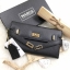 พร้อมส่งความสวย! NEW ARRIVAL! MARCS PADLOCK LONG WALLET กระเป๋าสตางค์ใบยาววัสดุหนัง Saffiano สวยหรูโดดเด่นด้วยสายหนังรัดกระเป๋าด้านหน้าสไตล์ Birkin ภายในมีโลโก้และมีช่องแบ่งหลายช่องเป็นสัดส่วนช่องใส่บัตรหลายช่อง มีช่องซิปสำหรับใส่เหรียญ ใส่ธนบัตร และ ipho