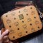 M.C.M KLASSIK CROSSBODY BOX BAG ไอเท็มขวัญใจเซเลปอีกหนึ่ง!! กระเป๋าสะพายครอสบอดี้ดีไซน์ทรงกล่อง ด้วยรูปลักษณ์ที่มีสไตล์ สามารถใช้กับลุคแคชชวล หรือลุคไหนๆก็ทำให้ดูโดดเด่นขึ้นมาได้ วัสดุหนังแคนวาสคุณภาพดี เปิด-ปิดด้วยซิป มีช่องหลัก 2 ช่อง มาพร้อมสายสะ