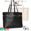 BURBERRY Embossed Crest Leather Tote Bag กระเป๋าสะพายทรงชอปปิ้ง หน้าปั้มโลโก้แบรนด์ งานหนังทั้งใบ ซับในลายออริจินอลแบรนด์หรูมากค่ะ จุของได้เยอะ ใบใหญ่ทรงสวย ภายในโล่งกว้าง สามารถใส่กระเป๋าสตางค์ยาว มือถือ ของใช้ได้เยอะ งานตัวจริงสวยน่าใช้มากค่ะ พร้อมส่งที