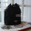 New Arrival จากแบรนด์ Prada งานพรีเมี่ยมกิ้ฟท์จากเคาเตอร์แบรนด์ต่างประเทศ กับทรงยอดฮิต ทรงจีบ มาพร้อมสายสองแบบ สายโซ่เงินยาว(ถอดออกได้) และห่วงคล้องมือ(พับลงได้ ถอดไม่ได้) ดูดีมากค่ะ วัสดุทำจากผ้าไนล่อนกันน้ำ 100% อะไหล่เงินทั้งใบ ปั้มแบรนด์ลงอะไหล่ ภายใน